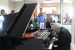 Pianista Roberto Bravo estuvo en Hospital de Linares